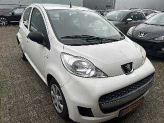 Peugeot 107 1.0-12V XR picture 2