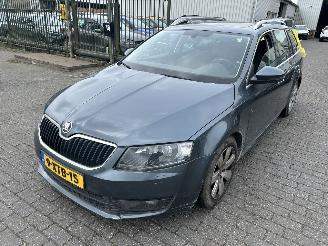 krockskadad bil auto Skoda Octavia Combi  1.6 TDI  Automaat Elegance Business (Panoramadak ) 2014/10