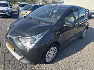 krockskadad bil auto Toyota Aygo 1.0 VVT-i  x-Play   ( Diefstal radio ) 2021/8