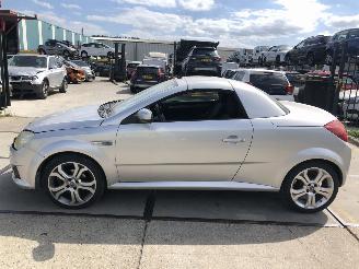 uszkodzony samochody osobowe Opel Tigra 14i 16v 88000 km 2009/6