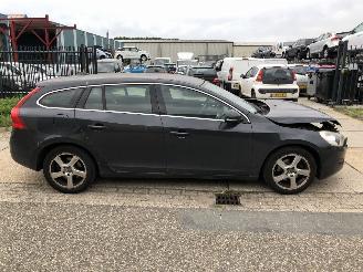 uszkodzony samochody osobowe Volvo V-60 1.6i T4 Momentum Automaat 132kW E5 2011/3