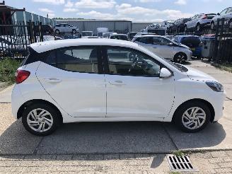 Vaurioauto  passenger cars Hyundai I-10 1.0i 49kW E6 Comfort AIRCO 2023/3