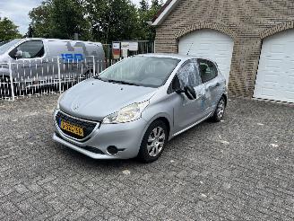 Schadeauto Peugeot 208 1.0 vti weinig km !! 2013/12