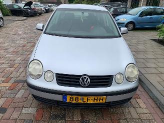 uszkodzony samochody osobowe Volkswagen Polo AUTOMAAT 2002/11