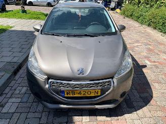 Vaurioauto  passenger cars Peugeot 208 1.2 VTI 2014/11