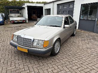 Damaged car Mercedes 200-serie  1990/1