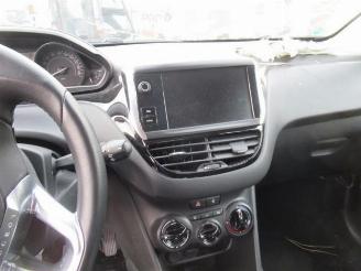 Peugeot 208  picture 10