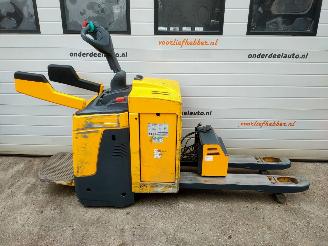 Jungheinrich  ERE 225 Elektrische palletwagen met lader picture 2
