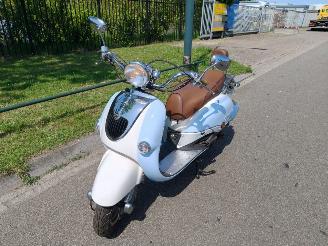 dommages scooters Znen ZN50QT-HS snorscooter met origineel 279 km gelopen !!!! 2010/7