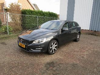 uszkodzony samochody osobowe Volvo V-60 2.4 D6 AWD Schadevrij 2013/9