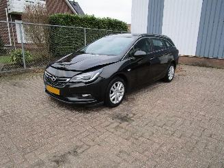 damaged passenger cars Opel Astra 1.6 CDTI Navi Clima 6-Bak 2016/9