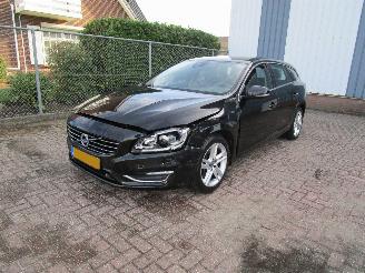 skadebil auto Volvo V-60 2.4 D5 Hybride Navi Clima 2015/10