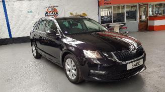krockskadad bil auto Skoda Octavia 1.0 TSI 12V COMBI 4DRS BENZ 999CC 85KW 116PK 2020/9