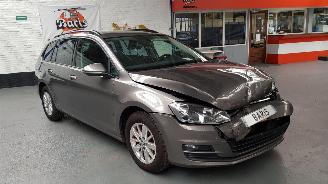 Voiture accidenté Volkswagen Golf 1.2 TSI 16V COMBI  BENZ 1.197CC 63KW 86PK 2015/8