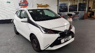 Unfallwagen Toyota Aygo 1.0 12V VVT-i 4 DRS BENZ 998CC 51KW 69PK 2015/10