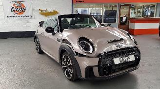 Voiture accidenté Mini Cooper S 2.0 16V COOPER S CABRIO BENZ  AUT 1.998CC 131KW 178PK 2022/1