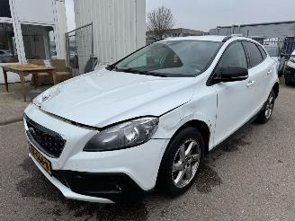 Damaged car Volvo V-40 Cross Country 1.6 D2 AUTOMAAT Kinetic BJ 2013 281.385 KM 2013/12
