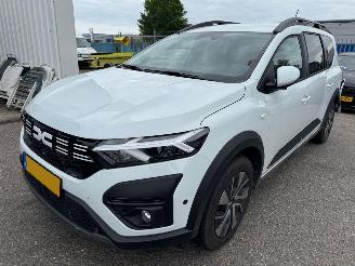 Damaged car Dacia Jogger 1.6 AUTOMAAT Hybrid 140 Expression 7p. 2025/10