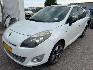 Damaged car Renault Grand-scenic 1.4 TCe Bose 2011/8