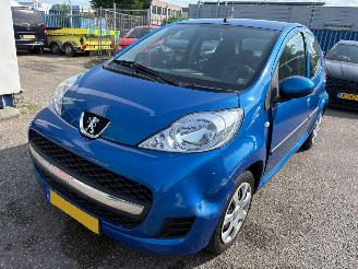 uszkodzony samochody osobowe Peugeot 107 1.0-12V XS 2011/6