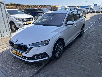 Vaurioauto  passenger cars Skoda Octavia 1.0 e-TSI BUSINESS EDITION PLUS 2022/5