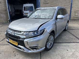 Schadeauto Mitsubishi Outlander 2.4 PHEV INTENSE + 2019/2