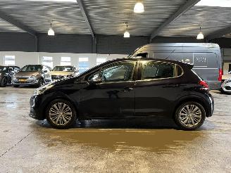 Peugeot 208 1.6 BlueHDi Blue Premium 90.000 KM! picture 2