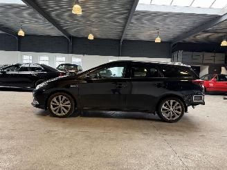 Toyota Auris 1.8 Hybrid Executive picture 2
