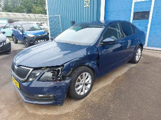 damaged passenger cars Skoda Octavia Octavia (5EAA) Liftback 1.6 TDI 16V 2017/9