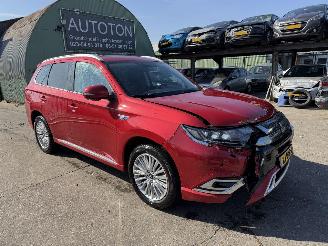 Voiture accidenté Mitsubishi Outlander 2.4 PHEV 99KW Clima Navi Schuifdak IntenseNAP 2019/1