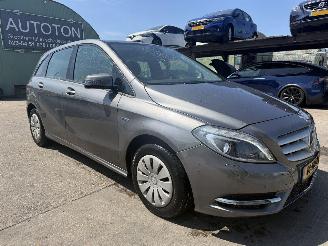 Schadeauto Mercedes B-klasse 180 90KW Clima Navi Led Ambition NAP 2012/3