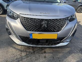 Peugeot e-2008 50 kWh 100KW Allure Pack Clima Navi Led picture 16