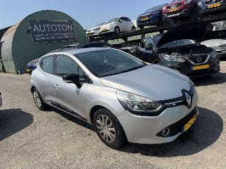 Vaurioauto  passenger cars Renault Clio 0.9 TCE 66KW Navi Airco Authentique 5-Drs 2015/9