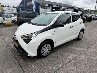 Schadeauto Toyota Aygo 1.0 VVT-I 53KW Airco Led X-Fun 5-Drs NAP 2018/11