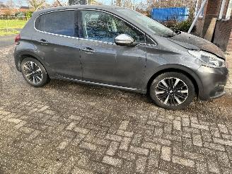 Peugeot 208 1.2 tech edition picture 8