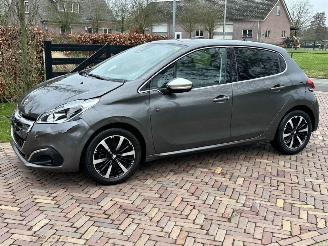 krockskadad bil auto Peugeot 208 Tech edition 2019/10