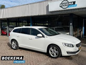 Unfallwagen Volvo V-60 2.4 D5 Twin Engine AWD Plug in Hybrid Navi Climate Cruise 2016/12