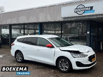 Unfallwagen Ford Focus Wagon 1.0 EcoBoost 125PK Hybrid Navi Climate Cruise PDC Trekh. 2022/11