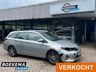Vaurioauto  passenger cars Toyota Auris Touring Sports 1.8 Hybrid Dynamic Navigatie Cruise Climate 2013/11