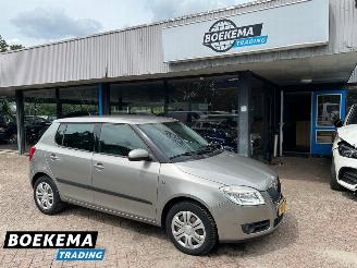 skadebil auto Skoda Fabia 1.6-16V Ambiente Automaat Airco Stoelverwarming PDC Trekhaak 2008/10