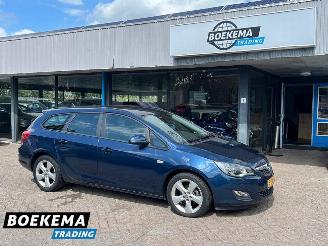 damaged passenger cars Opel Astra Sports Tourer 1.6 Edition Automaat Navi Cruise Airco 2011/2