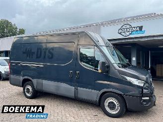 skadebil bedrijf Iveco Daily 35S21V 3.0 352 Automaat Airco Schuifdeur Trekhaak 2017/12