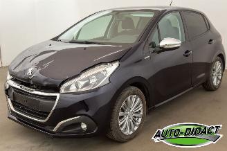 Vaurioauto  passenger cars Peugeot 208 1.2 Airco 124.822 km 2017/10