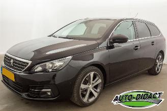 Vaurioauto  passenger cars Peugeot 308 SW 1.2 PureTech Automaat Pano Camera Clima Blue Lease Premium 2019/11