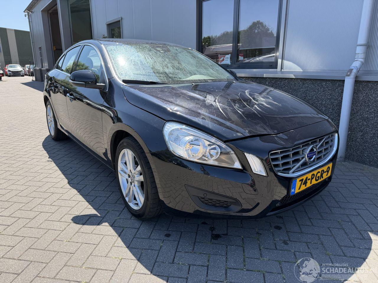 Volvo S-60 1.6 T4 Momentum