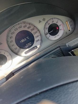 Mercedes E-klasse E (W211) Sedan 2.6 E-240 V6 18V (M112.913) [130kW]  (03-2002/12-2008) picture 2