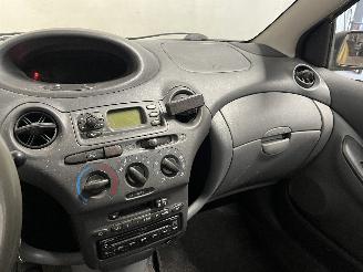 Toyota Yaris Yaris (P1) Hatchback 1.3 16V VVT-i (2SZFE) [63kW]  (08-1999/11-2005) picture 14