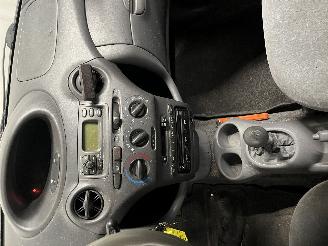 Toyota Yaris Yaris (P1) Hatchback 1.3 16V VVT-i (2SZFE) [63kW]  (08-1999/11-2005) picture 15