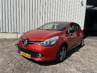 Schadeauto Renault Clio Clio IV (5R) Hatchback 5-drs 0.9 Energy TCE 90 12V (H4B-400(H4B-A4)) [=
66kW]  (11-2012/08-2021) 2013/8