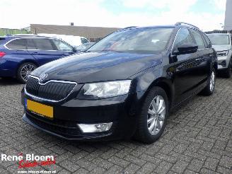 Vaurioauto  passenger cars Skoda Octavia Combi 1.6 TDI Greentech 110pk Ambition 2016/9